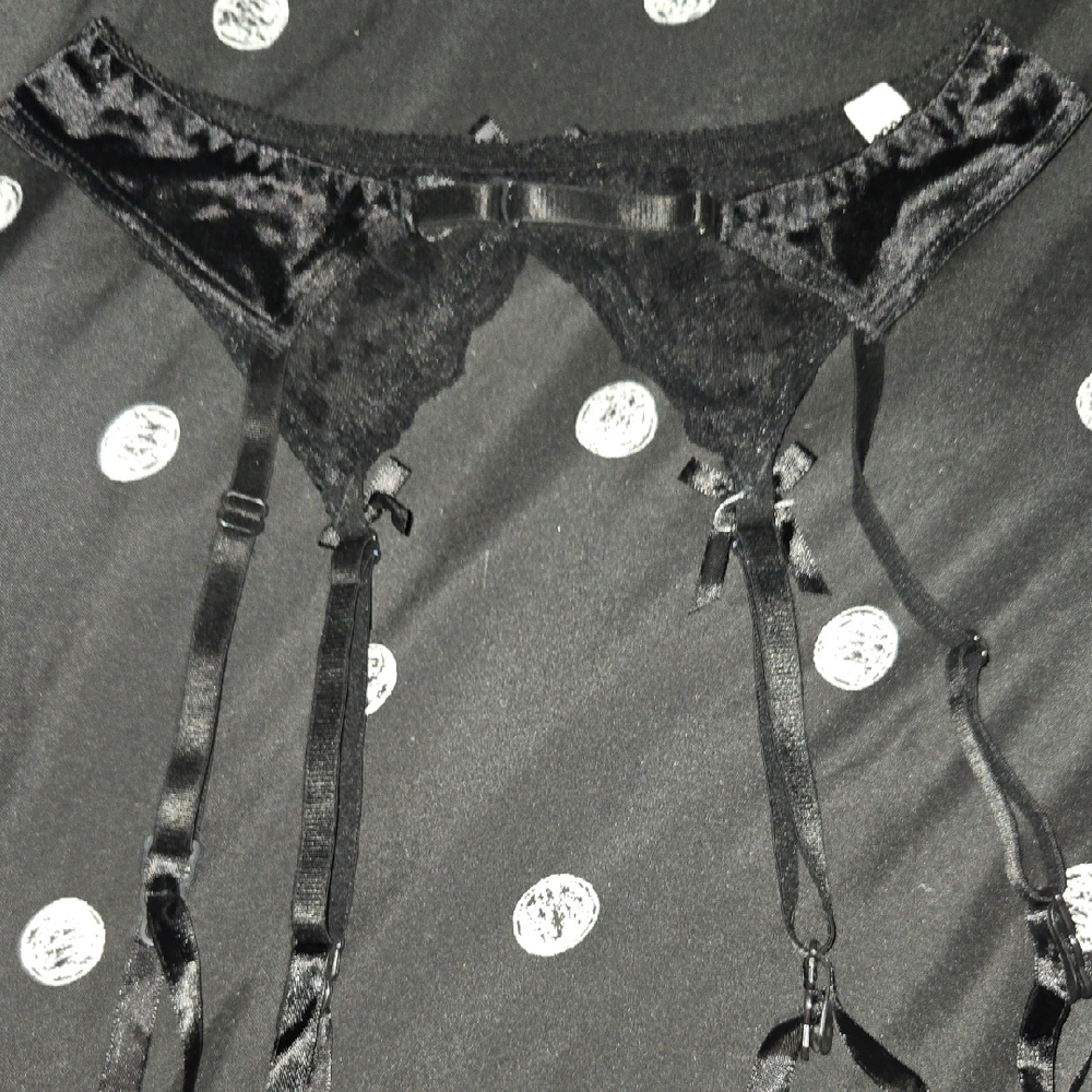 Black Lace Gartbelt with 4 Set Of Pantyhose - Picture 13 of 13